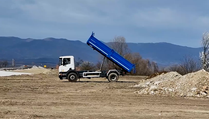 Първите 17 км от пътя Мездра - Ботевград ще бъдат пуснати през юни с временна организация на движението, стана известно при инспекция на обекта