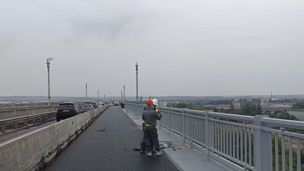 Монтирани са реставрираните осветителни стълбове и част от парапета на Дунав мост при Русе