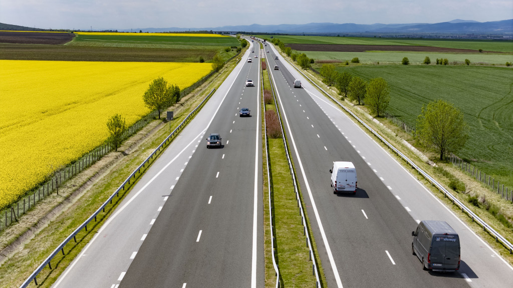 През тази седмица за косене и почистване на канавки ще се променя организацията на движение в участък от АМ „Тракия“ в област Сливен